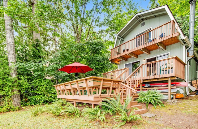 Soundfront Home w/3 Decks, Kayaks, Shared Dock & Water Views - 2 Dogs OK