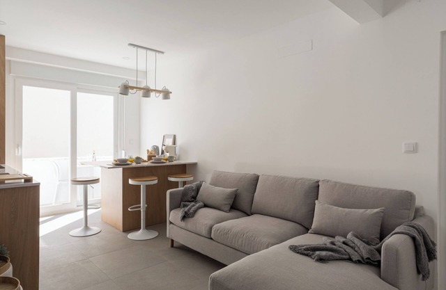 South Bank 2BR with Coal-Fired Hot Tub and BBQ