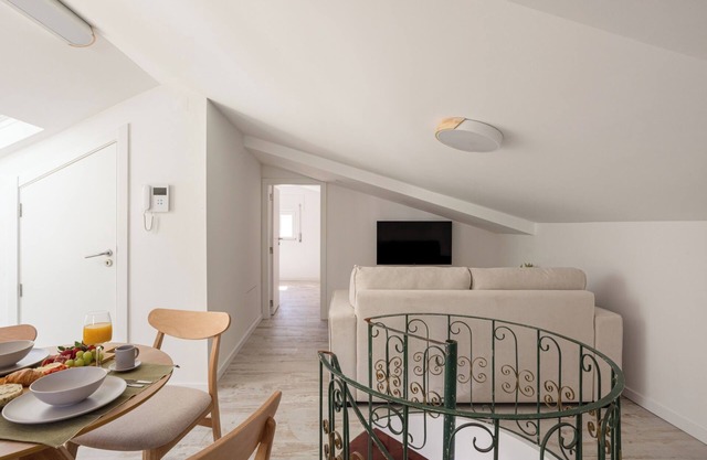 South Bank Escape: 1BR + Coal-Fired Hot Tub
