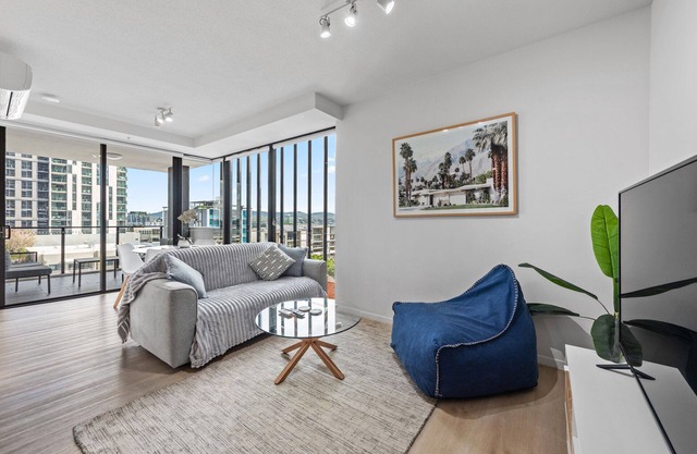South Bank Sleek! ~ 2Bed/2Bath/1Car/Pool!