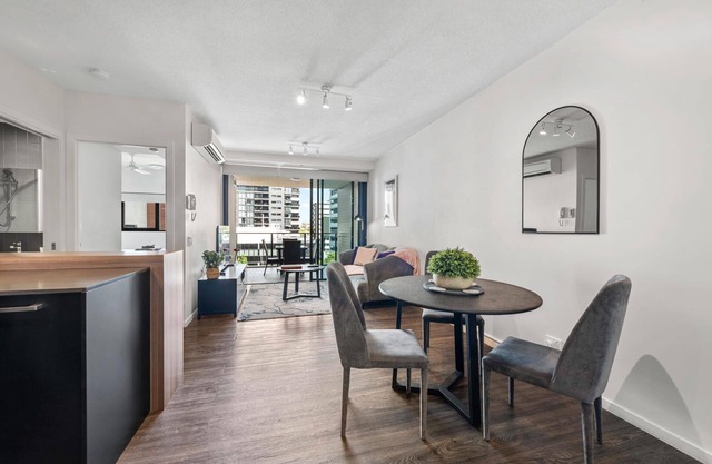 South Bank Styling! ~ 1Bed, 1Bath, 1Car, Balcony