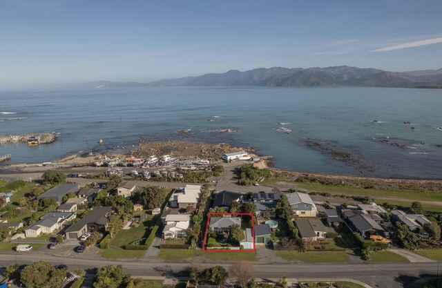 South Bay | Classic Kiwi Bach | Close to Beach - KK48126