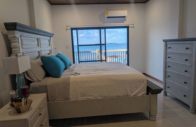 South Beach Caye Caulker Penthouse 4 with Private rooftop pool/Kitchen