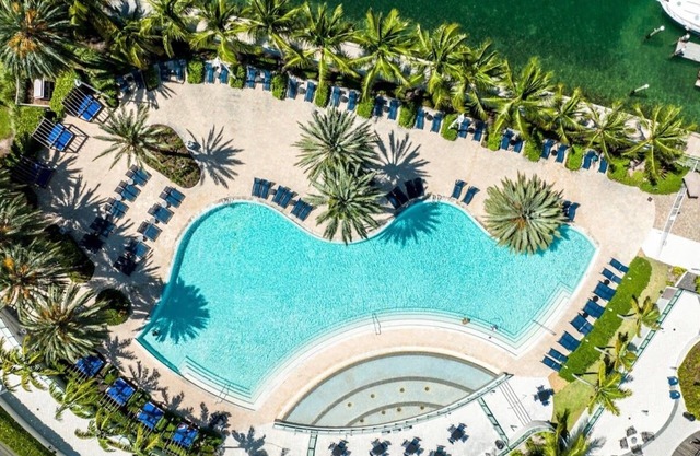 South Beach condo with Breathtaking Views and Stunning Amenities