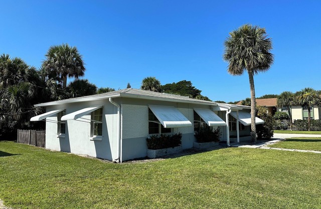 SOUTH BEACH & PARK at your Doorstep DOLPHIN COTTAGE Comfy Fun Vero Beach