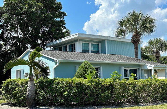 SOUTH BEACH's Closest Home AQUA COTTAGE Comfy Cozy Fun Seaside Vero Beach