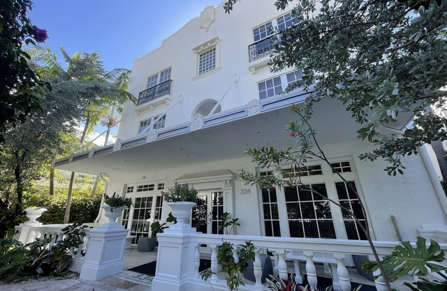 SOUTH BEACH SPOT: Heated POOL, 2BLOCKS to BEACH, BBQ, BEAUTIFUL PATIO.