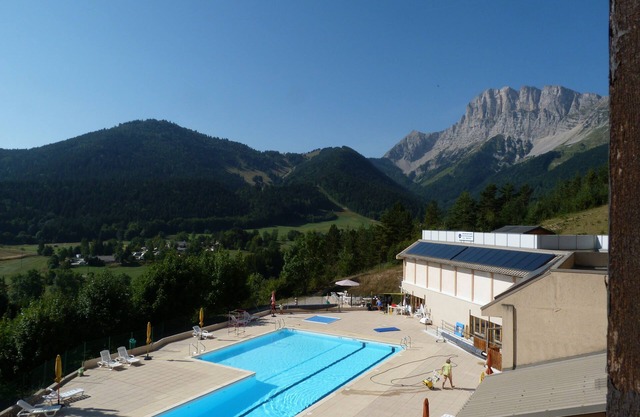 South-facing apartment overlooking the mountains. Nearby swimming pool and ski slopes