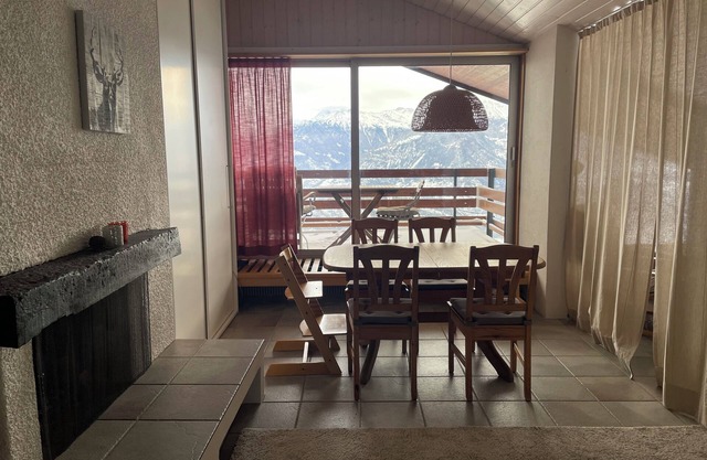 South-facing mountain studio with fireplace, fully-equipped kitchen and breathtaking views.