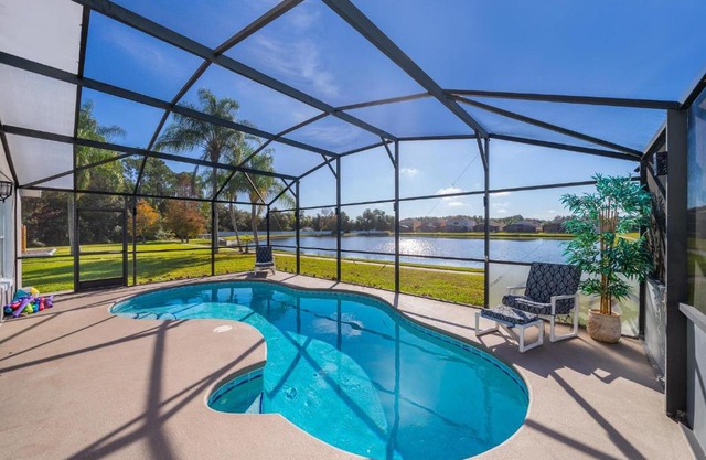South Facing Pool with Stunning Lake View - Family Friendly Home - Nr Disney