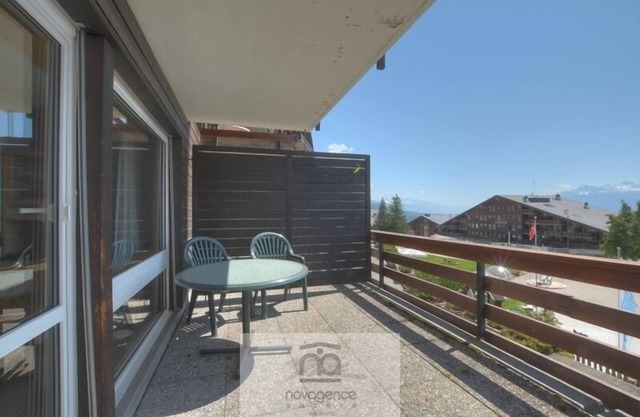 South facing studio with balcony, eating place, chimney, sofas, TV + DVD and 1 bathroom/WC. There ar
