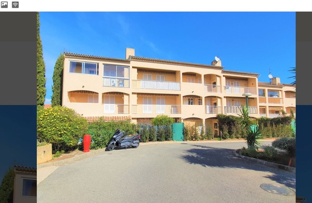 South-facing T2 apartment in village center with parking, swimming pool and tennis court.