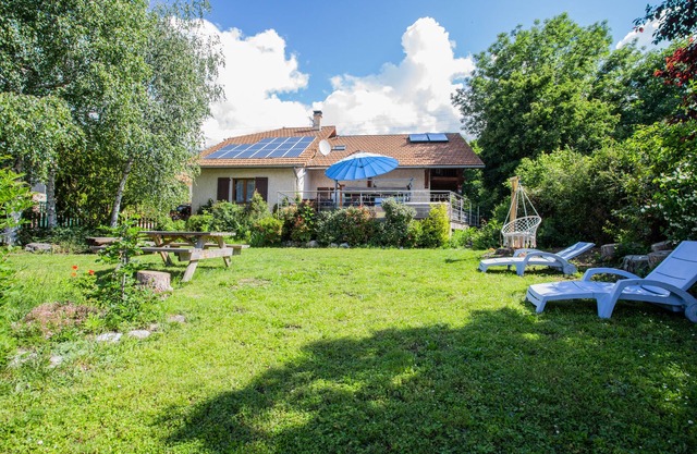 South-facing villa, close to shops, lake and mountains
