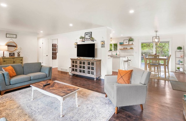 South Hill | Perfect For Family | Fenced Yrd | BBQ