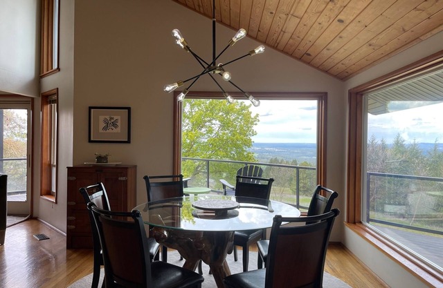 South Hill Spacious View Home on Acreage