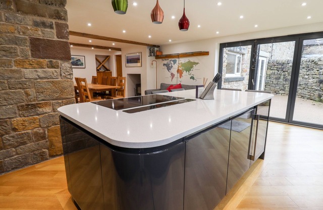 SOUTH HILLSWOOD FARM, family friendly, with pool in Leek