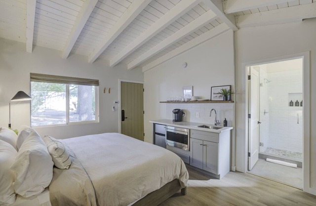 South Lake Chalet #4-New Boutique Suite-Minutes to Heavenly & Lake Tahoe