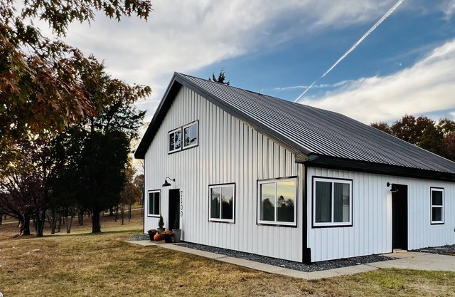 South Liberty Inn- cozy getaway minutes away from Patoka Lake