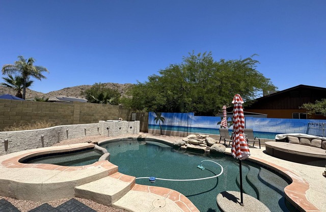 South Mountain FREE HEATED Pool and Hot Tub Walk to trails and park.