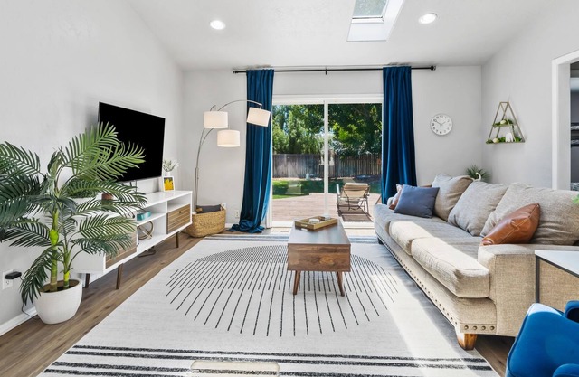 South Nampa, Large yard, BBQ, Skylights, Sleeps 10