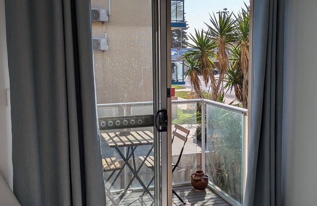 *South on Henley* seaside beach getaway just metres from the beach