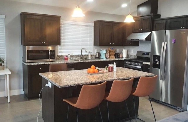 South Salem - Close to I-5 and Costco, easy Shop and Eat
