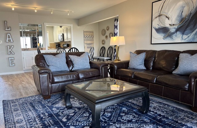South Shore 2 Bdrm/Mini-golf, pickleball, 2 pools, Hot tub, Gameroom & More!