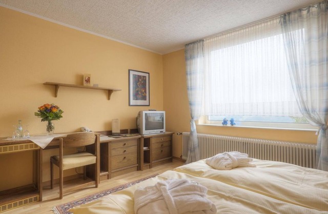 South side without balcony with view, 2-3 nights - Waldhotel Sonnenberg