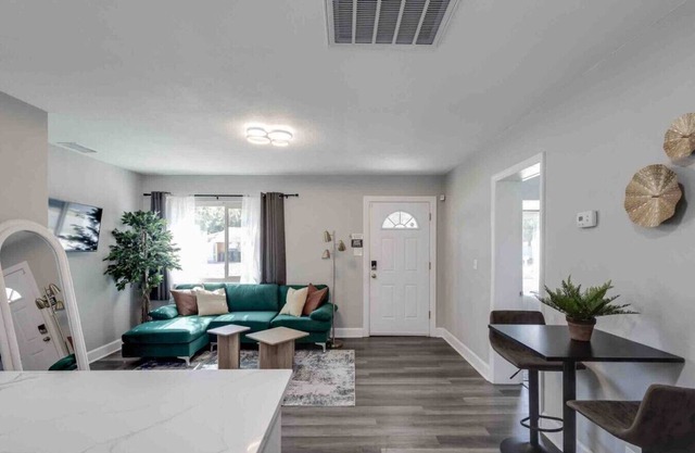 South Tampa 3/2 w/Backyard | Sleeps 10!