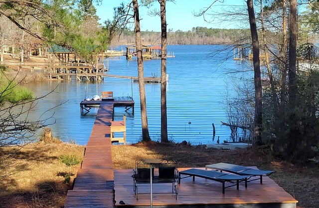 South Toledo Bend Waterfront Lakehouse withnFishing pier/dock, fire pit, pets 👌