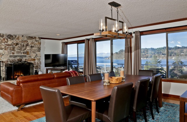South Whidbey canal front, Indoor sauna, jacuzzi; community beach, kayaks!