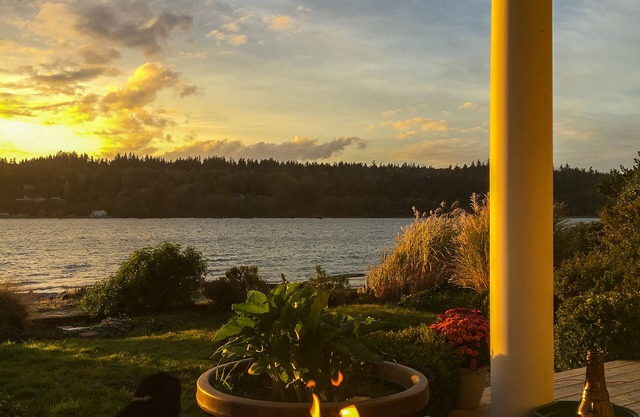 South Whidbey Island: Large Waterfront Home - Private Beach on Cultus Bay