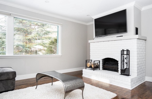 South Wpg Wildwood Park+ Entire 2BR 1.5BATH(52)