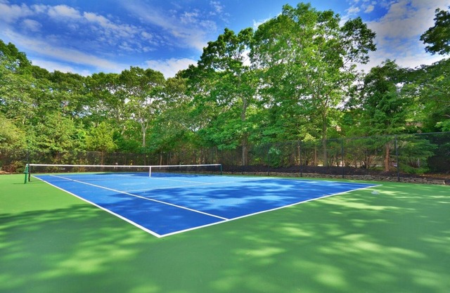 Southampton Heated Pool, Hot Tub & Tennis on 2 acres of Privacy