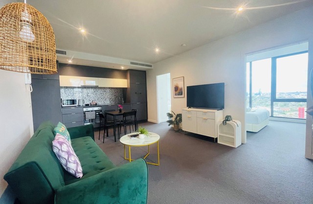 Southbank Hidden Gem-Delux 2B with Parking/Balcony/Pool/Sauna/Gym walk to Crown