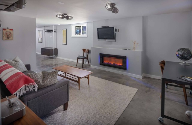 Southeast Portland Retreat - Private Entrance - Walkable to Restaurants & Bars - 5 Min to Downtown