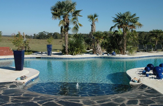 SOUTHERN CHARM ESTATE: Monroe’s Chic Style Retreat. Vacation Like Celebrity!