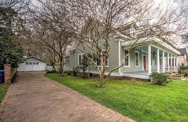 Southern Charm, restored 1901 Home sleeps 10, 4 queen beds, 1 full bed, 1twin