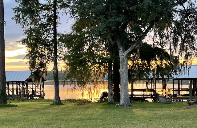 "Southern Comfort Lake House" on Lake Seminole-Covered Dock with Elec/Water!