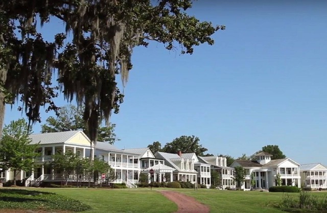Southern Luxury Carriage House with Lakefront View By Villa Real Escapes