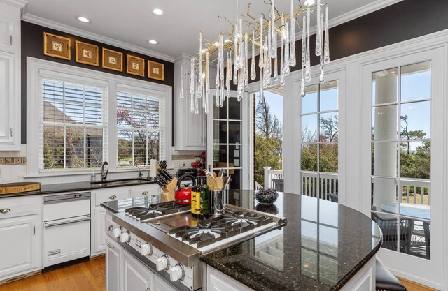Southern Splendor Luxury home, 5 acres, private pool & hot tub, boat dock