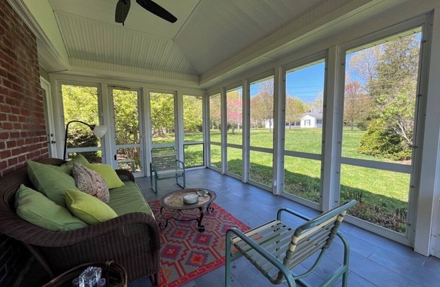Southold retreat- Indoor/outdoor living near immaculate beaches & wineriesnnnn