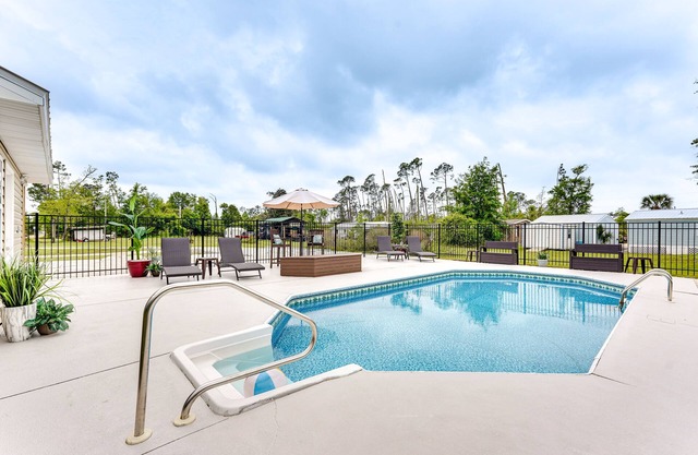 Southport Getaway w/Private Pool ~ 15 Mi to PCB!