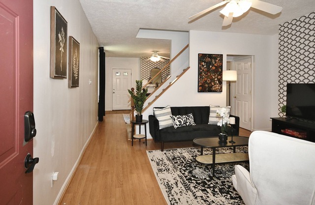 SouthSide 2 Bed home w/ outdoor space & parking