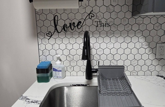 Southwest Cozy vibes, fast Wi-Fi – your chill Calgary escape starts here!