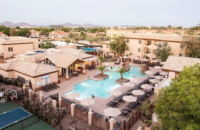 Southwestern Charm Hideout! Full Kitchen, Outdoor Swimming Pool, Free Parking!