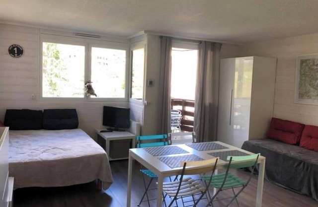 Spécial appartement with bath, near center.