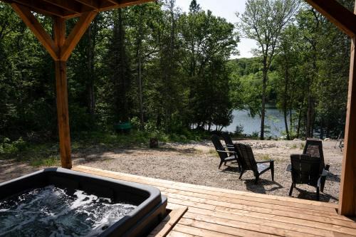Spa and Lakefront - Oasis des chutes