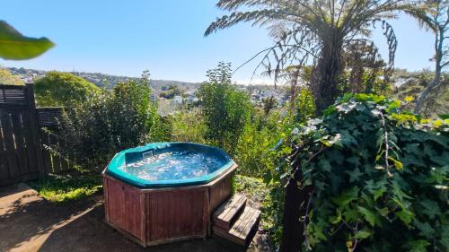 Spa Retreat Spacious 7 BRS with 2 kitchen and 3 Baths Movie Night nice Garden
