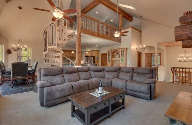 Spa, Shuffleboard, Foosball, Grill, Wifi, 7mins to Heavenly/Lake/Casinos – Redwood Manor